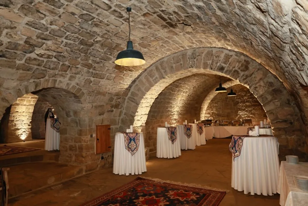 Sala de piedra abovedada preparada para un banquete
