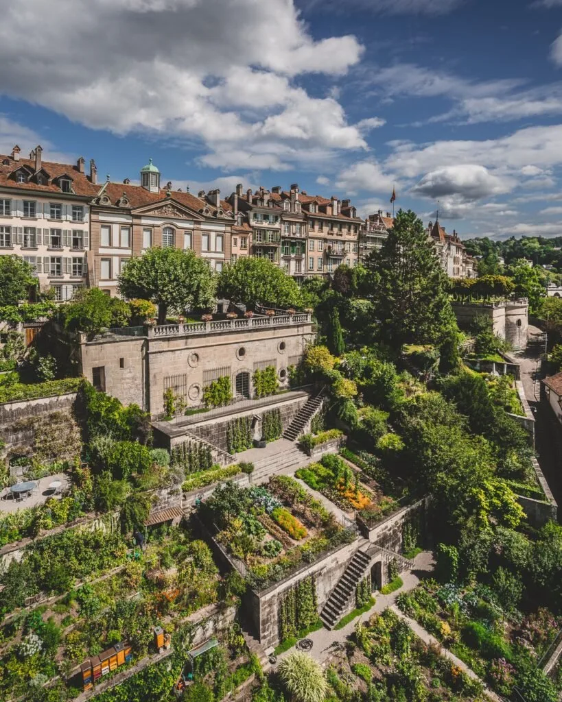 Jardín en ladera con vistas a la ciudad