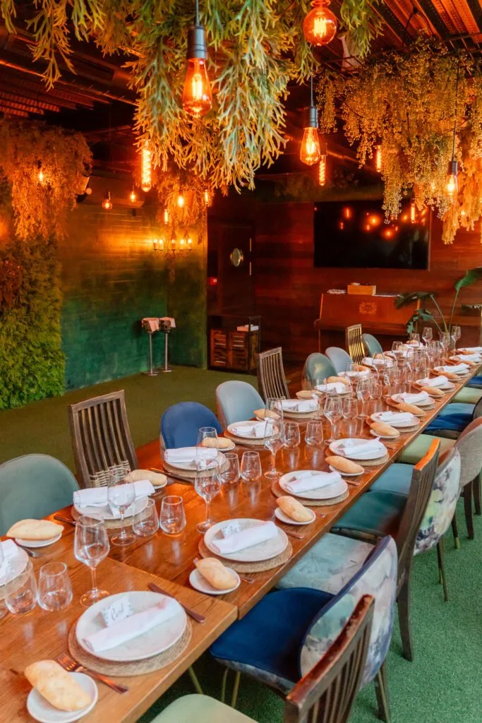Mesa larga ya dispuesta para el banquete