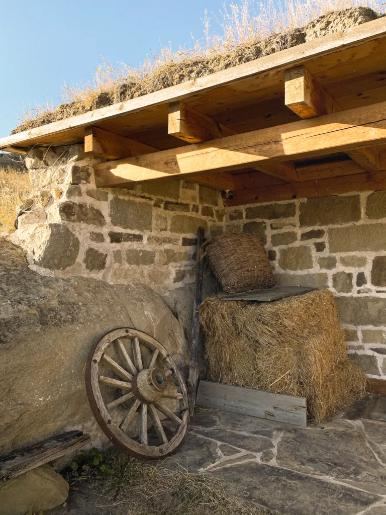 Interior rural de madera y piedra