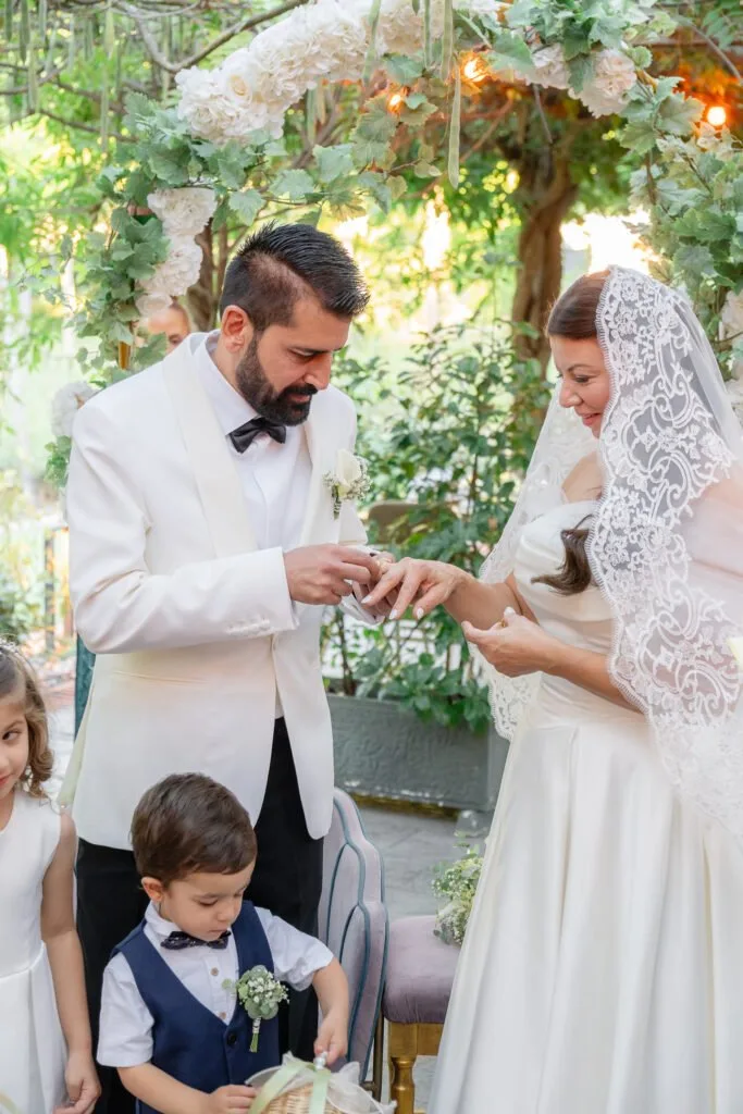 Anillos de boda bajo una parra, con luz filtrada