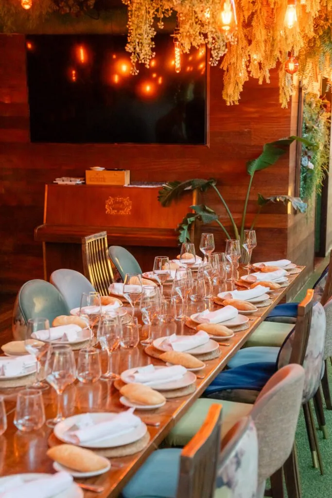 Copas dispuestas antes de la llegada de los invitados