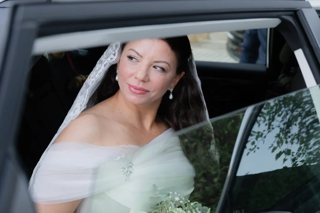 The bride in the car, before stepping out