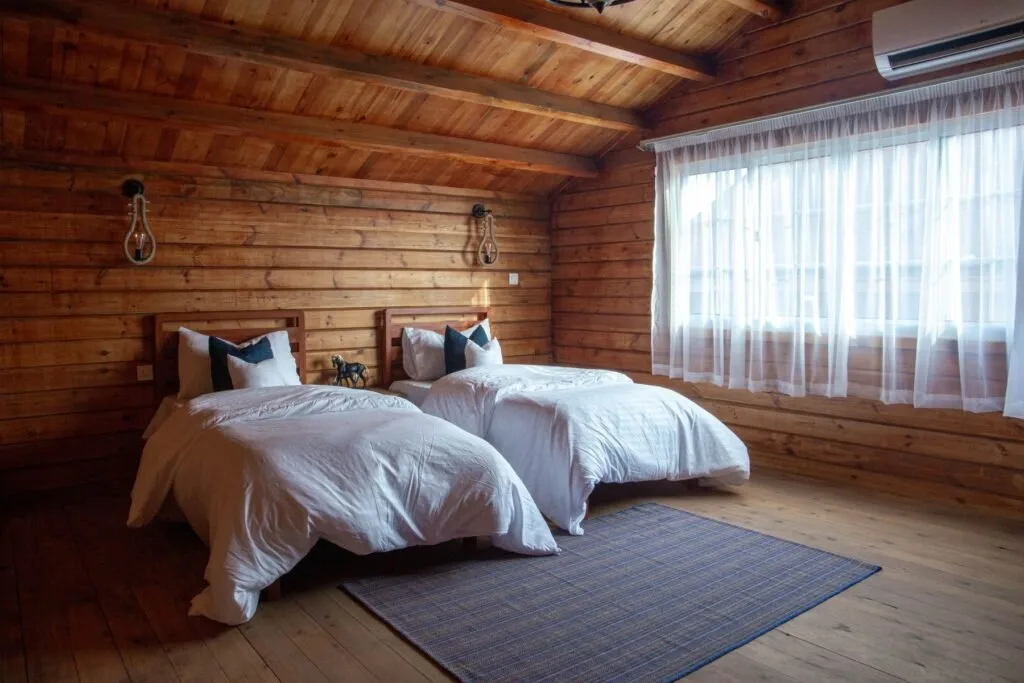 Rooms and garden of an estate with accommodation