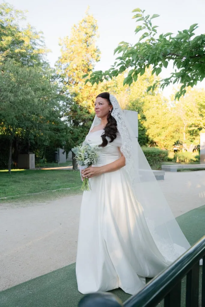 Portrait of the bride with her bouquet