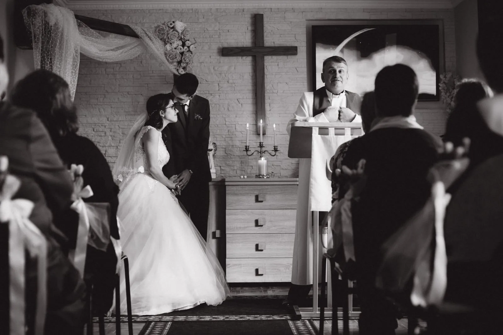 Interior de una iglesia con los invitados sentados en los bancos antes de la ceremonia