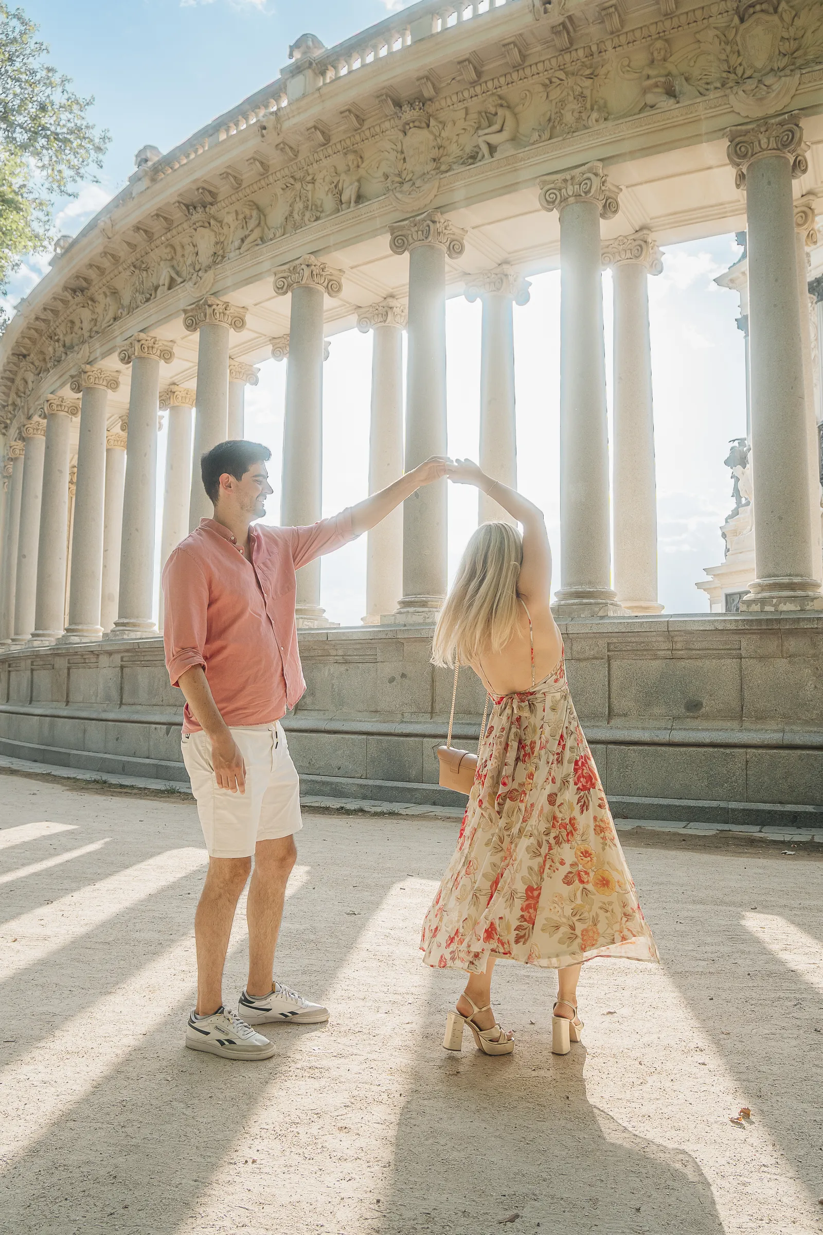 Pareja bailando bajo una columnata de piedra