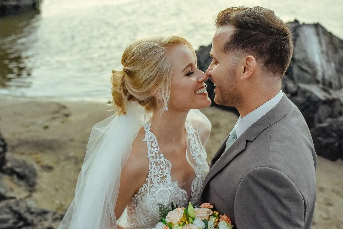 Hochzeitspaar bei einer Trauung am Meer