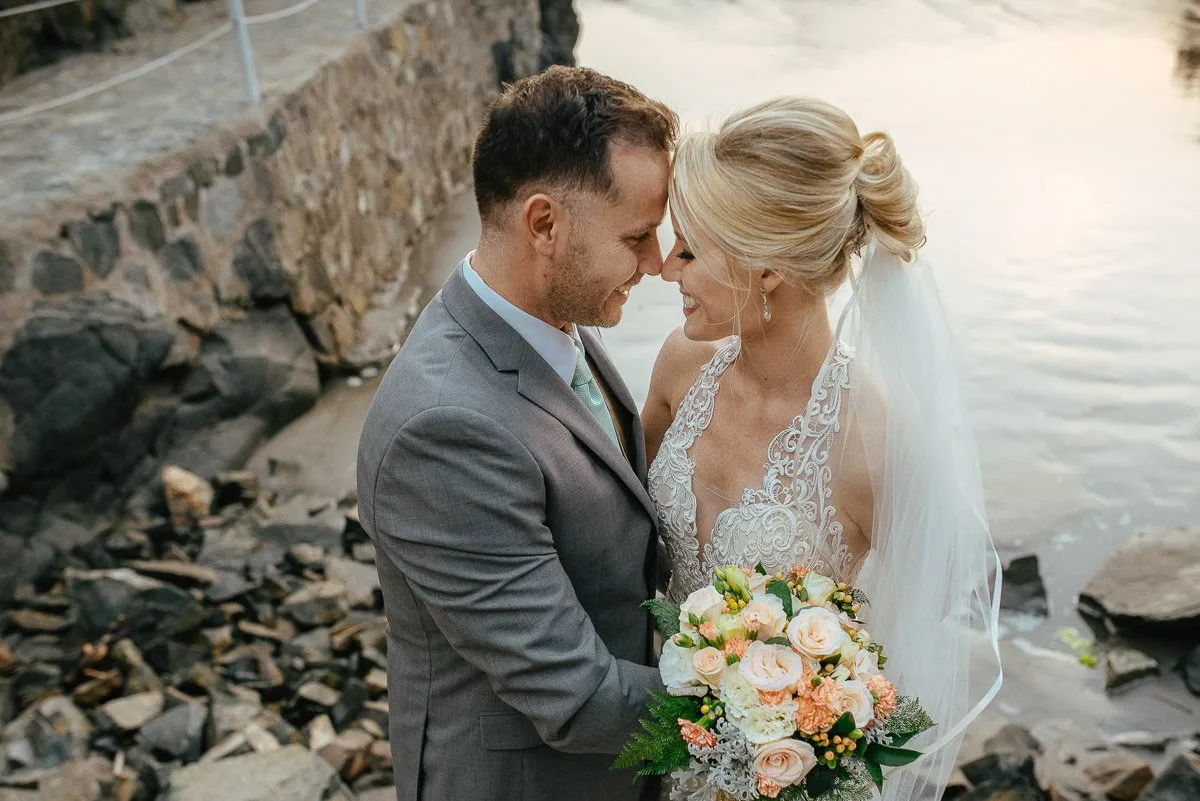 Hochzeitspaar im Abendlicht am Wasser