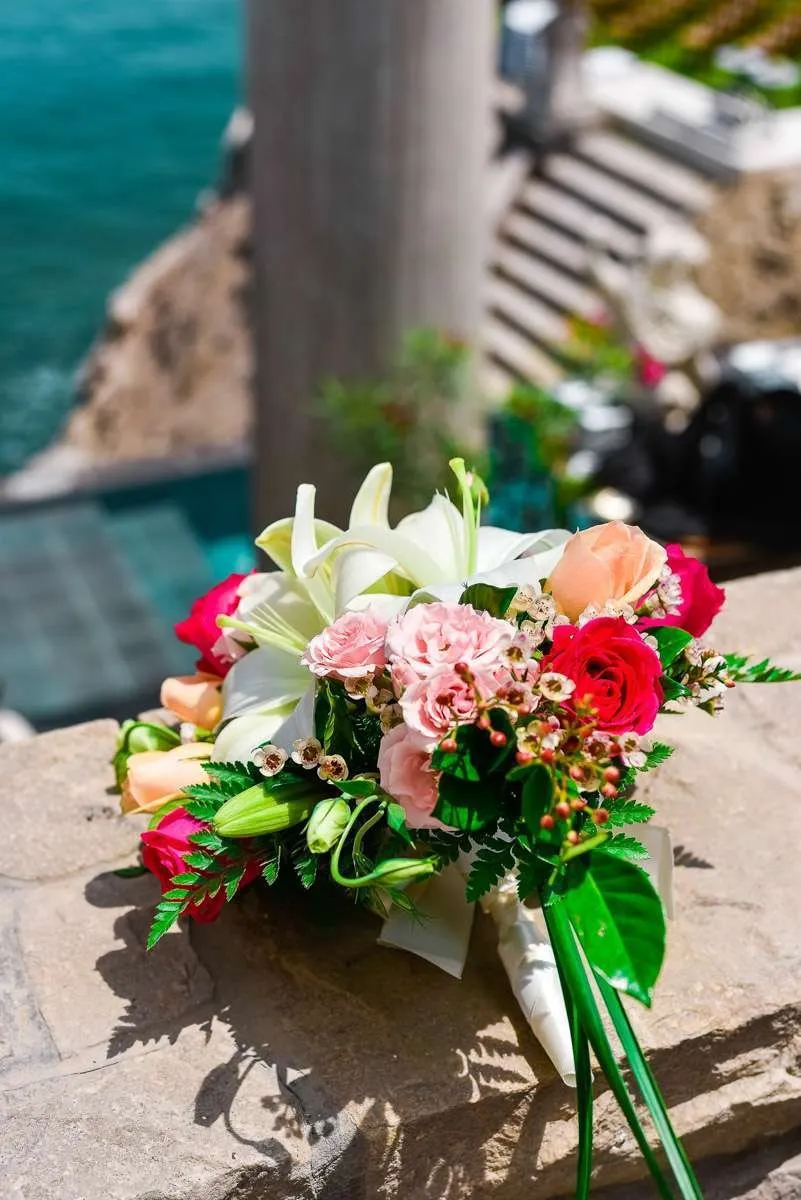 Ramo de flores sobre una roca junto al mar