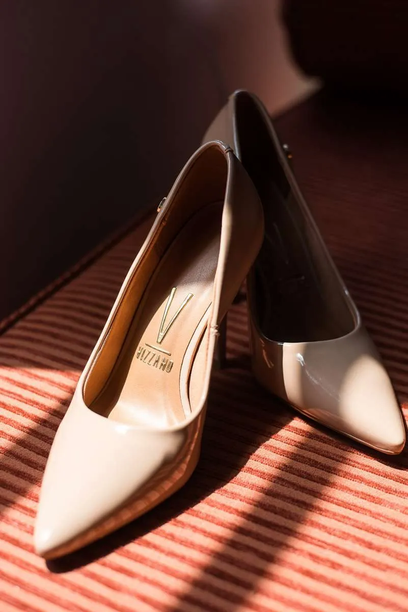 Zapatos de novia sobre una tela de rayas