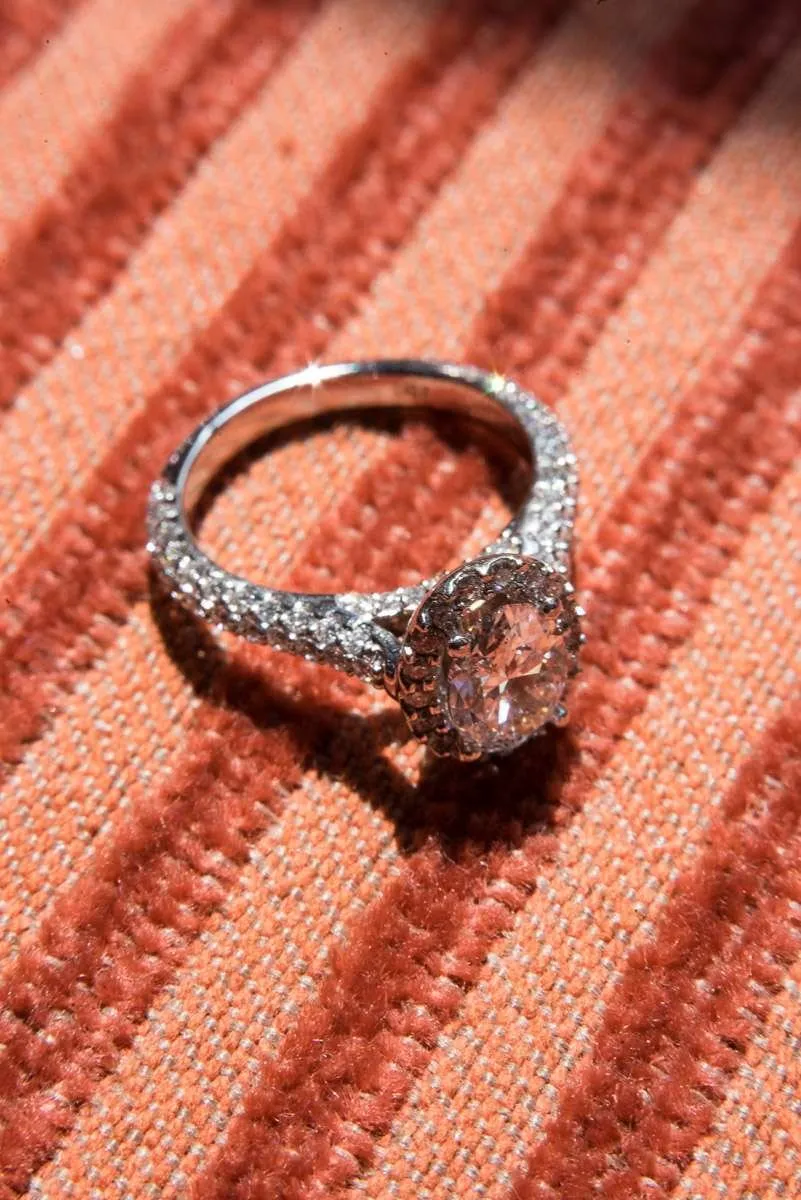 Anillo de compromiso sobre una tela de rayas