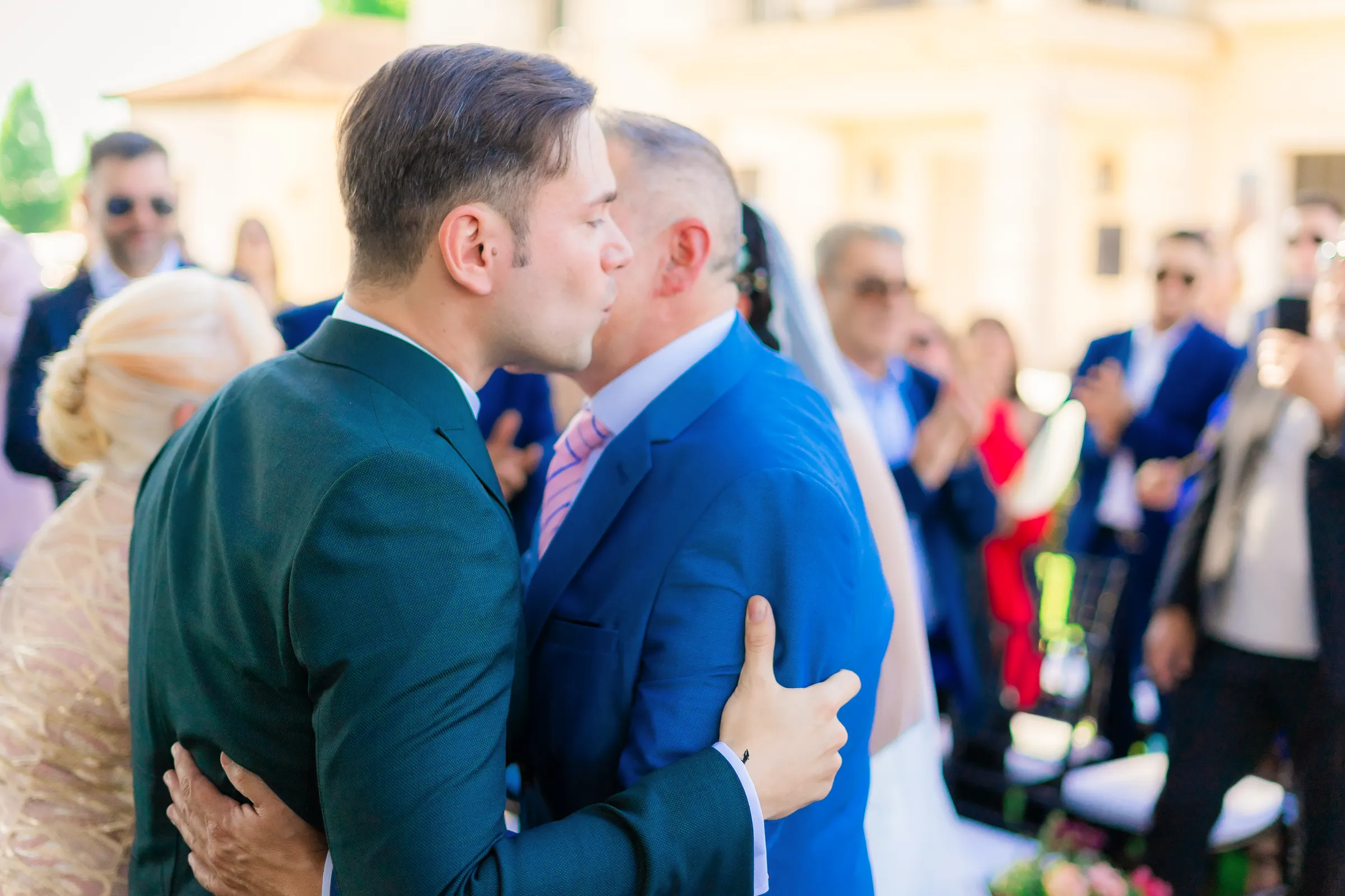 Dos invitados se saludan con un abrazo a su llegada